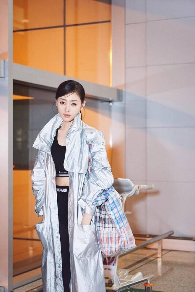 张天爱穿了一件裹胸健身服，还敞开大衣炫腹，网友：难怪路人紧盯