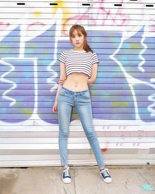 魅力百搭的牛仔裤，十分的显身材，完美体现你的婉致倩影