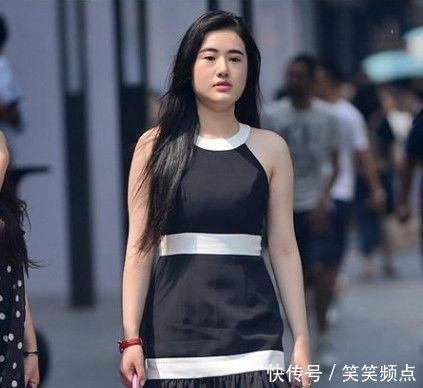  『气质』气质的街拍：美女肤白貌美，散发迷人气质