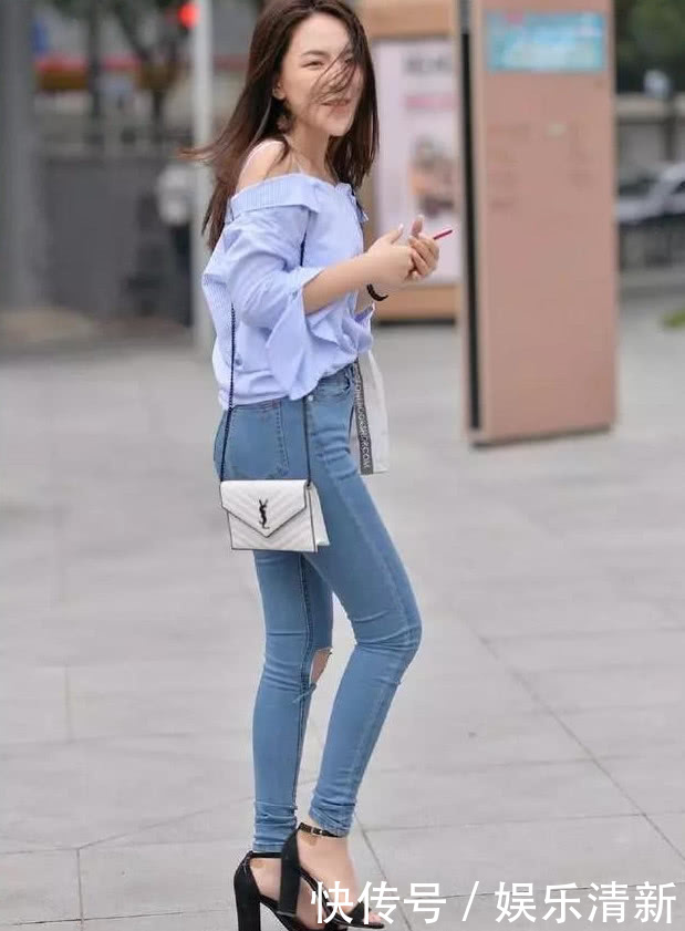 长发飘飘的牛仔裤美女，窈窕的身姿，给人留下一个美丽迷人的背影