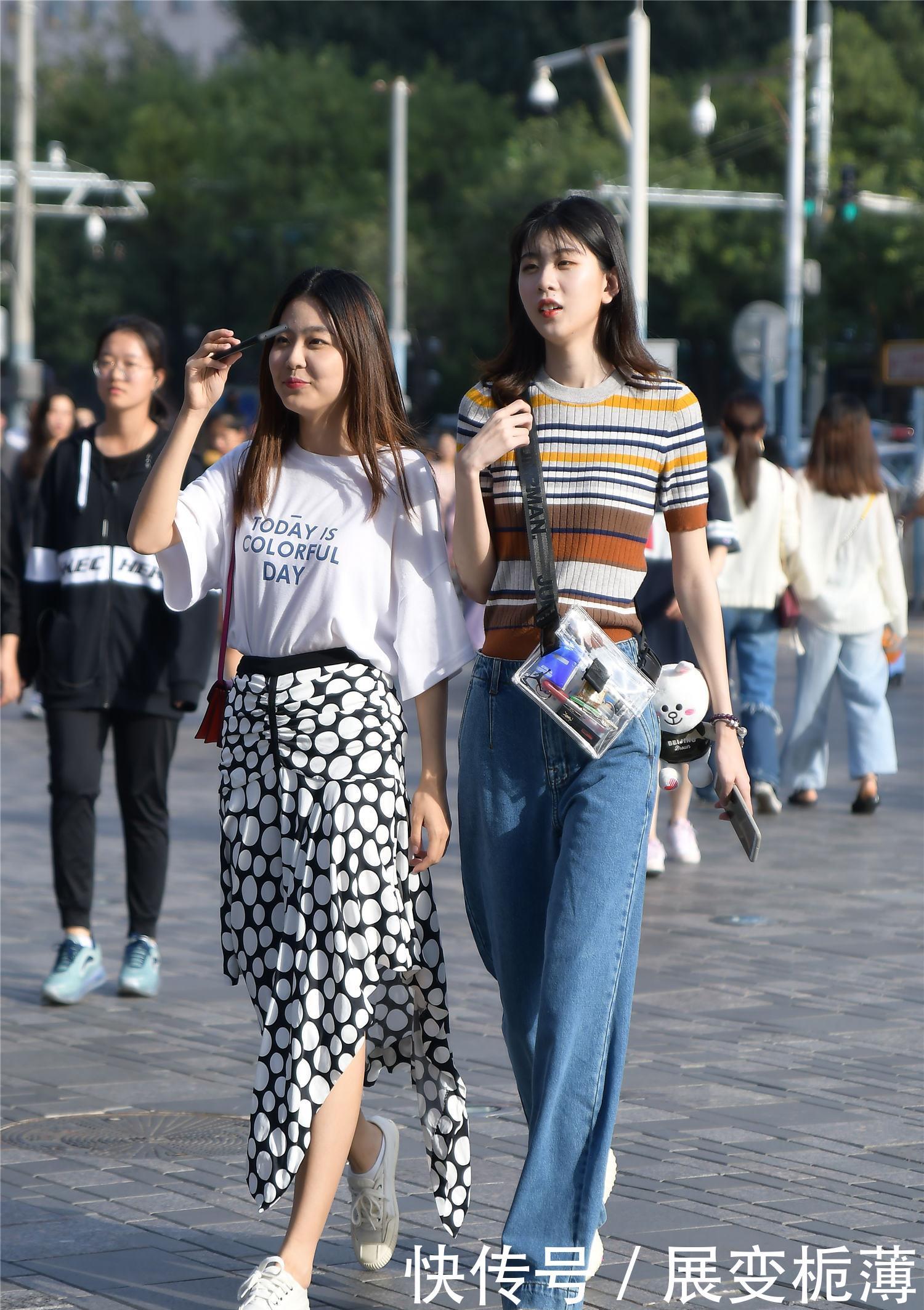  「牛仔裤搭配」很多时尚美女出门逛街会约上自己的好姐妹，这样逛街就不会单调了