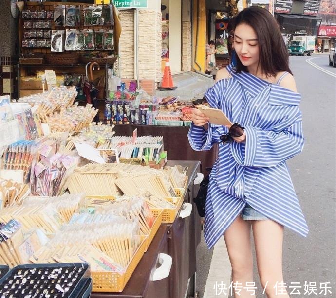 黄梦莹真会搭配, 条纹衬衫配超短裤去机场, 网友: 大长腿无疑!