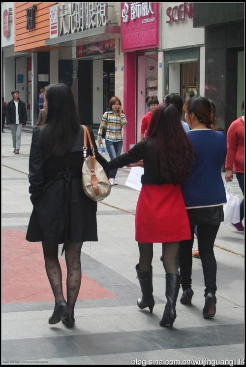 街拍:早春成都春熙路的时尚男女(图)