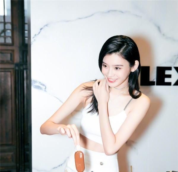 奚梦瑶与吊带裙，惊奇：奚姐总穿吊带裙，吊带裙总遮不住内衣