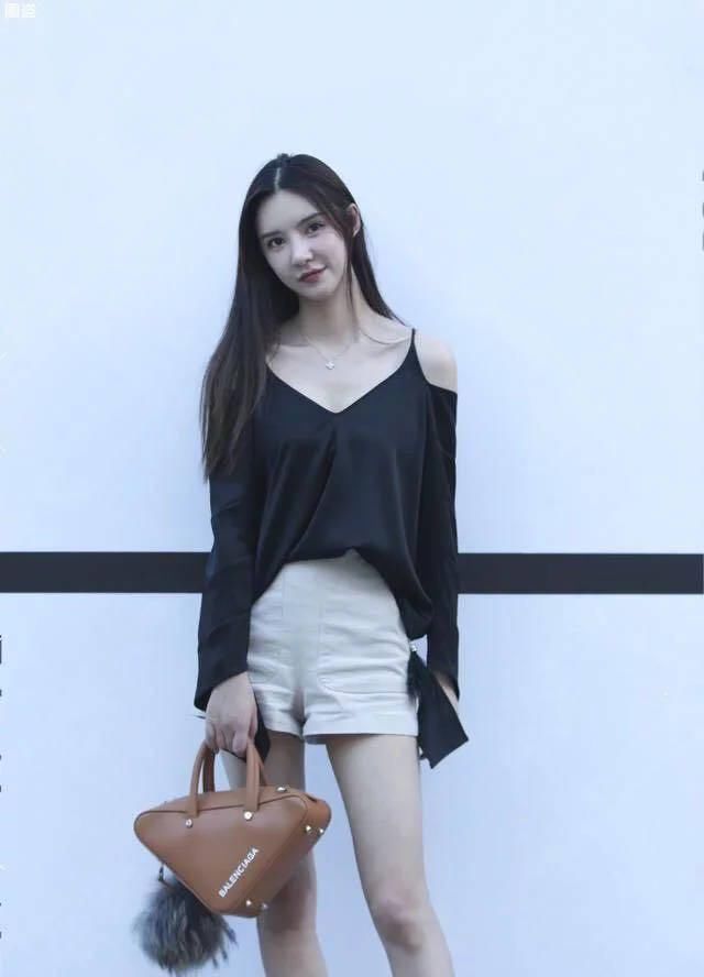  『连衣裙』时尚街拍：带著浓厚小女子气场的漂亮美女，搭一袭灰黑色镂空雕花长连衣裙，高贵典雅