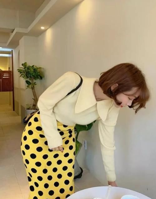  「仙女」荷叶边上衣过时了，现在“蝴蝶领”才是仙女必备，美翻街头