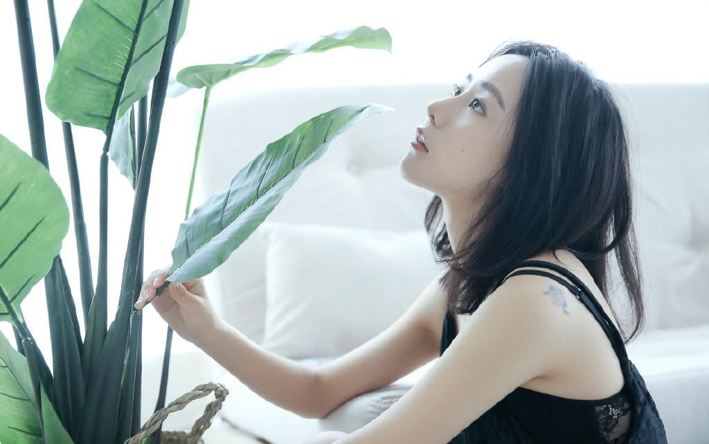 极品少妇美女吊带睡衣风情诱惑写真