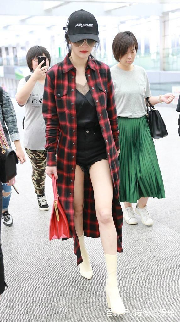 杨幂超短裤大秀美腿，大腿根部春光乍现，网友:那黑线头是什么