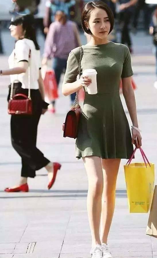 街拍:夏天小姐姐个个秀美腿,肉丝袜VS光腿哪种美?