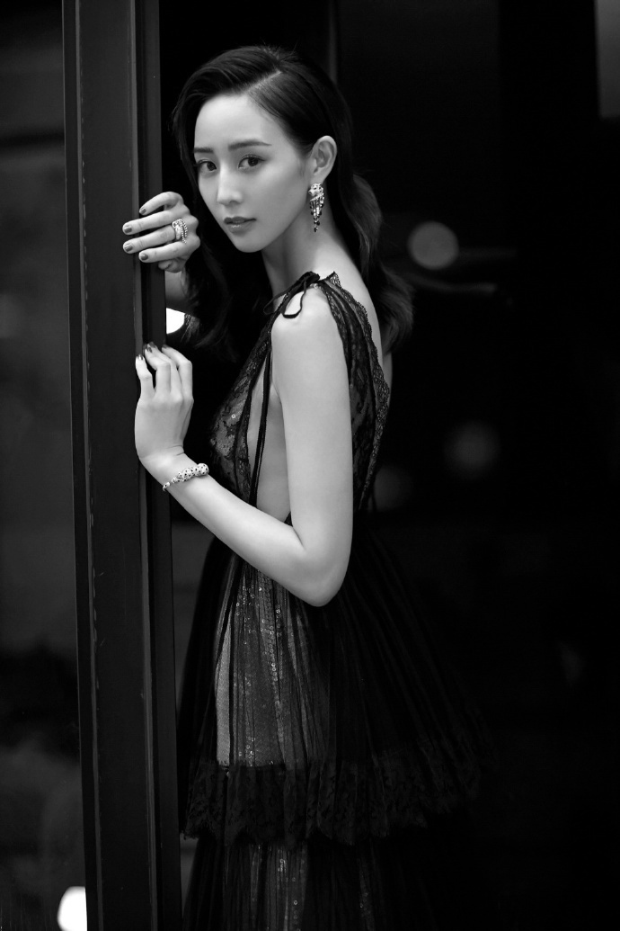 张钧甯不得了，身穿一件深V领连衣裙低到胃，网友：不愧为女神！
