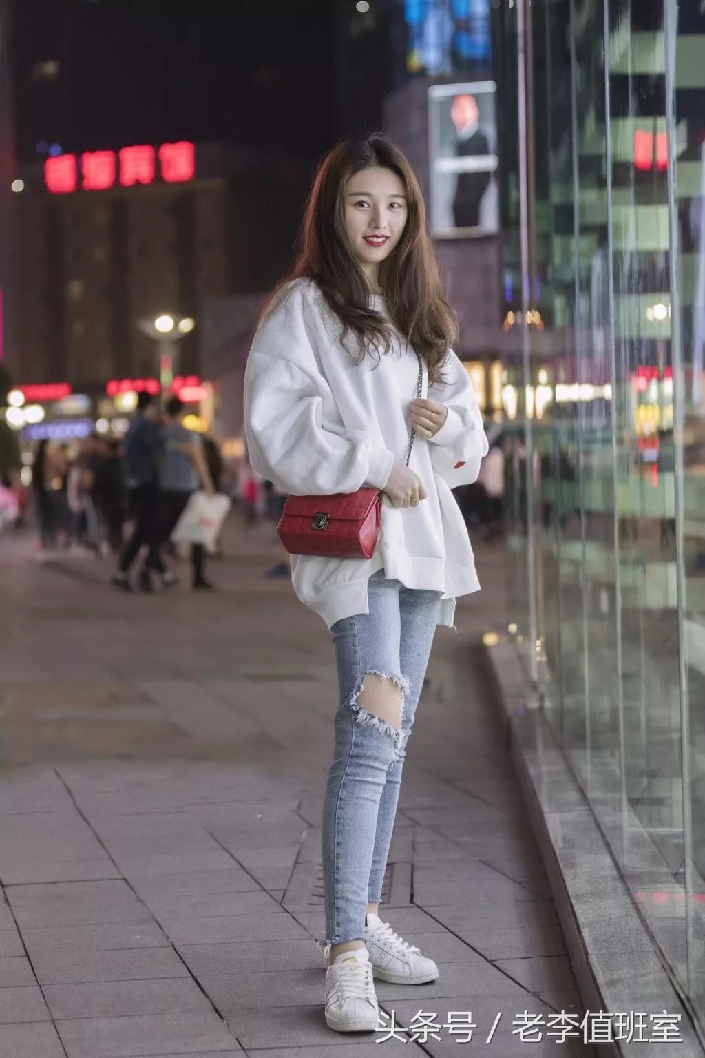 街拍:城市街头靓女如云长得雪肤花貌性感美丽