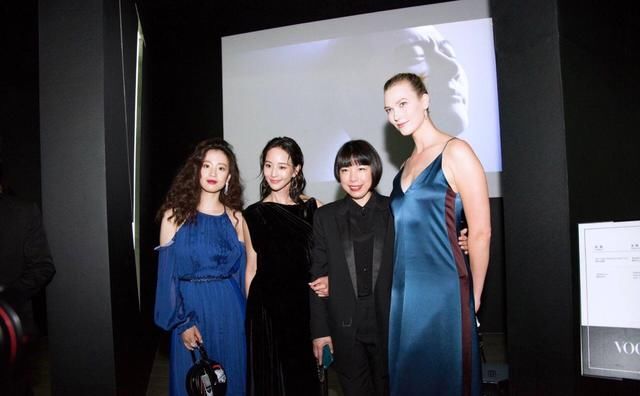 李梦这姑娘穿蓝色，忒好看了 网友：这鞋可真是败笔