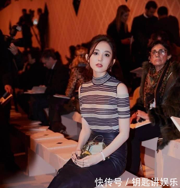 古力娜扎穿皮裙现身, 紧到坐着都不方便, 可镜头移到脚时我沉默了