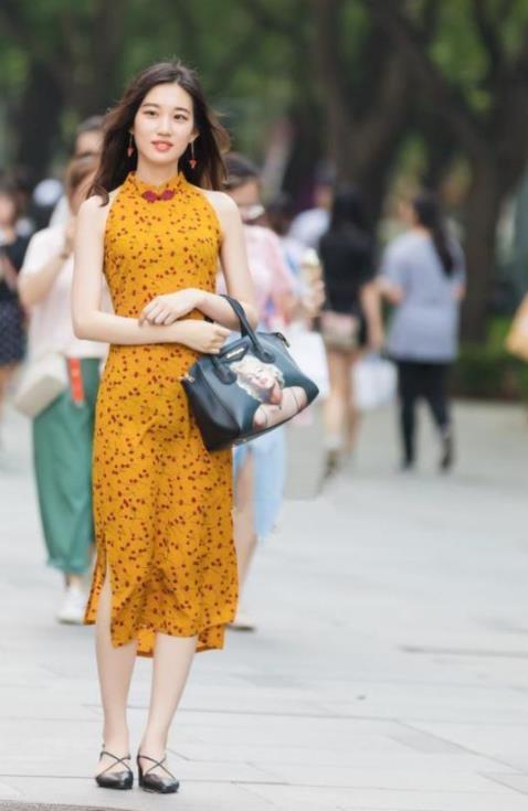 『短袖』街拍:美女身穿黑色的短袖,搭配着天蓝色的牛仔裤,很完美