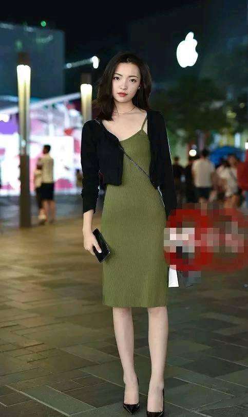 街拍:美女一身紧身包臀裙子,直接显示出自己的臀围,很漂亮