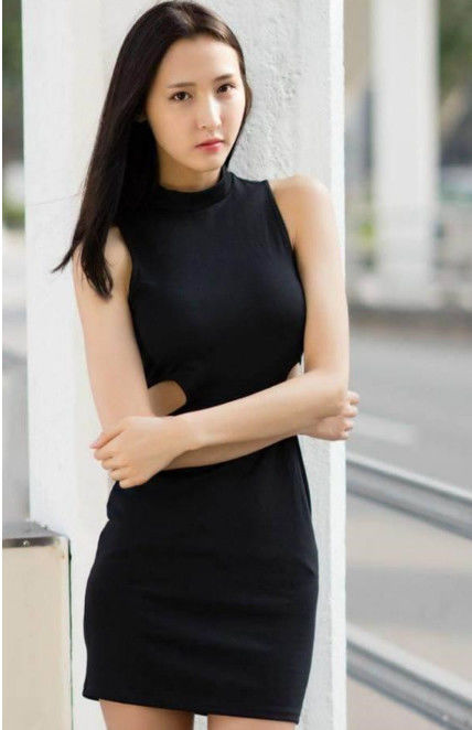 热裤|街拍:美丽的小姐姐,白色上衣+牛仔热裤,清新又时尚