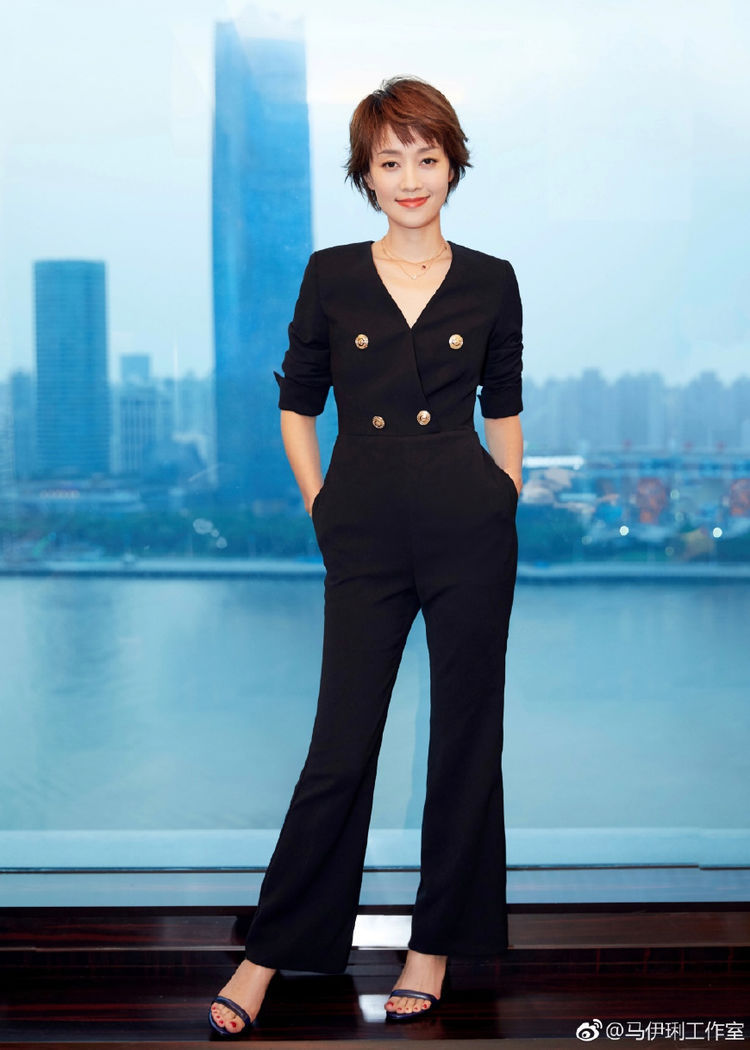 马伊琍身穿露背紧身连衣裙，短发大妈也那么有女人味，真会穿呀！