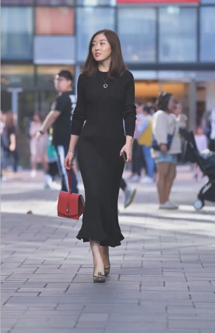  #黑色#街拍: 黑色长裙真时尚, 性感尽在不言中