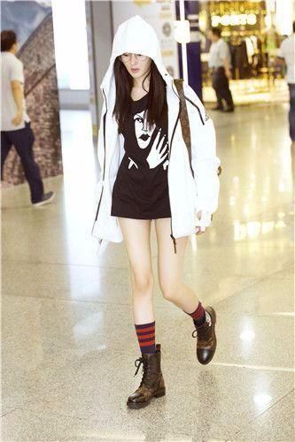 张天爱穿10年前短裙扮嫩,网友:腿多细?穿了袜子鞋口还装不满!