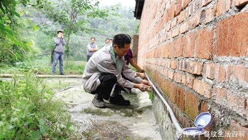  「打井」农村“村村通”开展之后，自来水进入千家万户，农民为