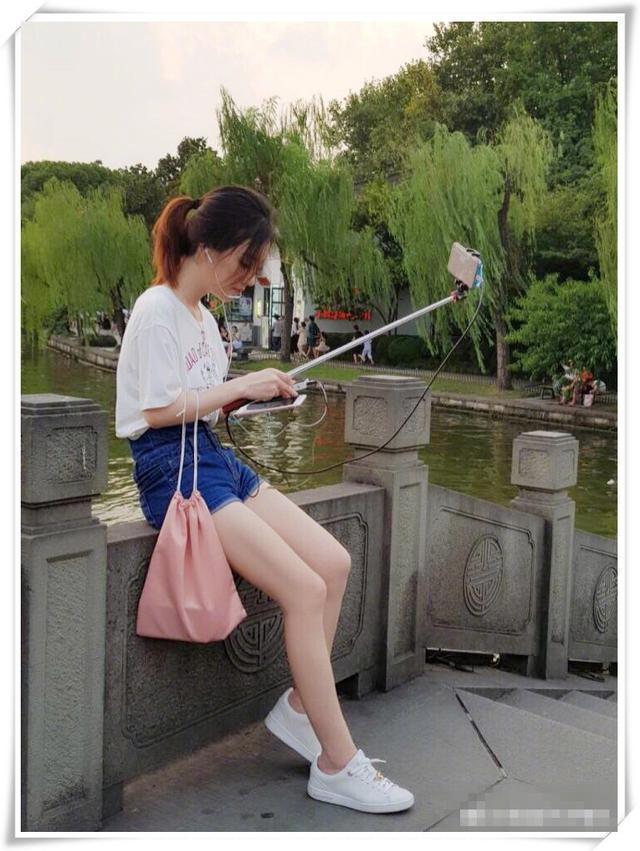 冯提莫晚上户外直播穿成这样？网友：真心佩服她的胆量！