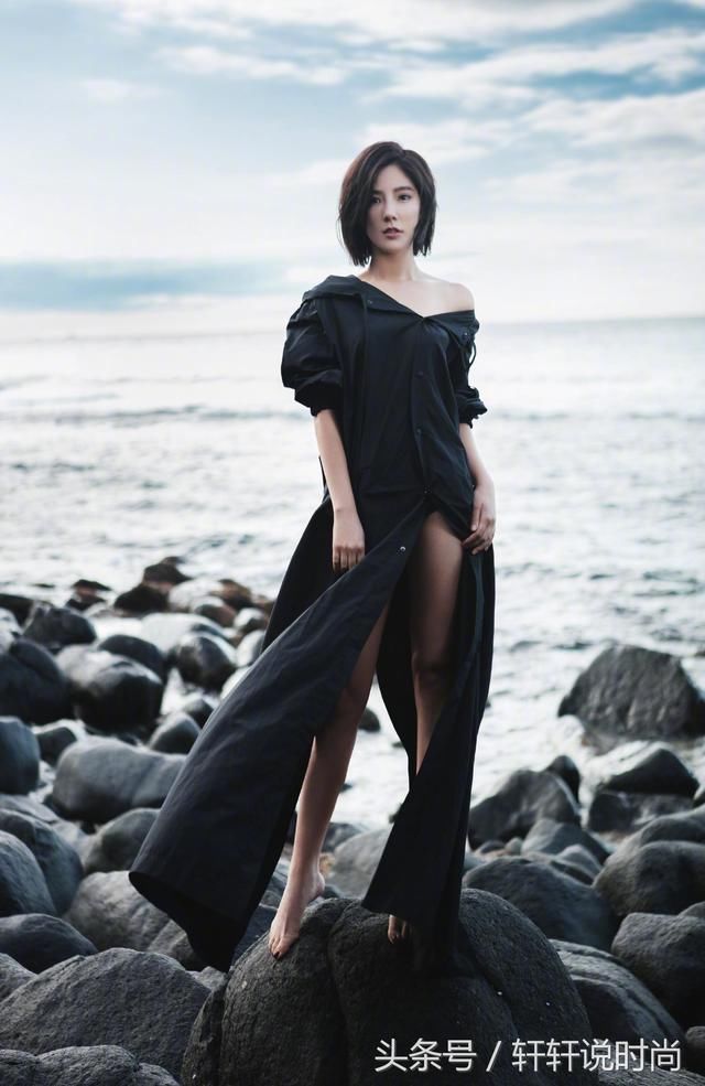 赵奕欢穿前后开叉的长裙，也敢在海边吹风，网友：不走光算你厉害