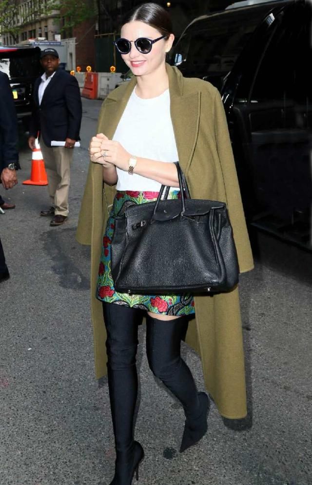 米兰达可儿搭配素雅百褶裙，现身街头，太精致可人，真的好美