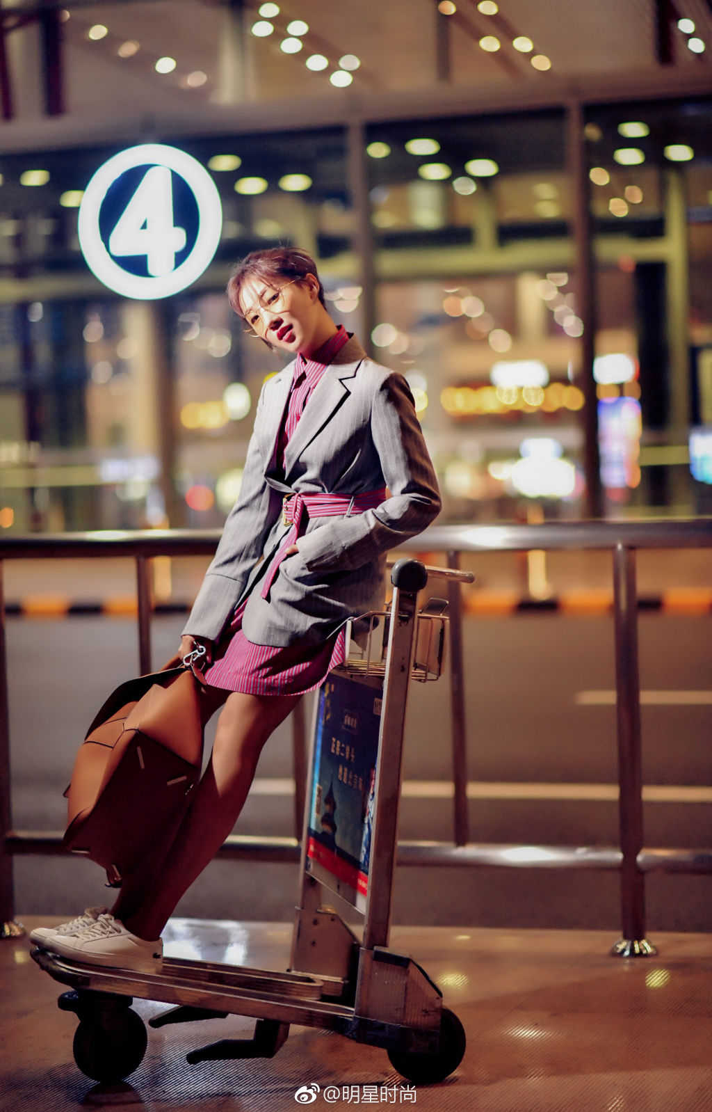 管韧姿时尚街拍大片，夜色下的气质美女格外引人注目