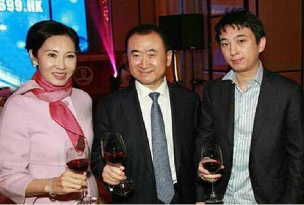 从中国首富到“负债之王”,只因一个决策失误,王健林经历了啥?