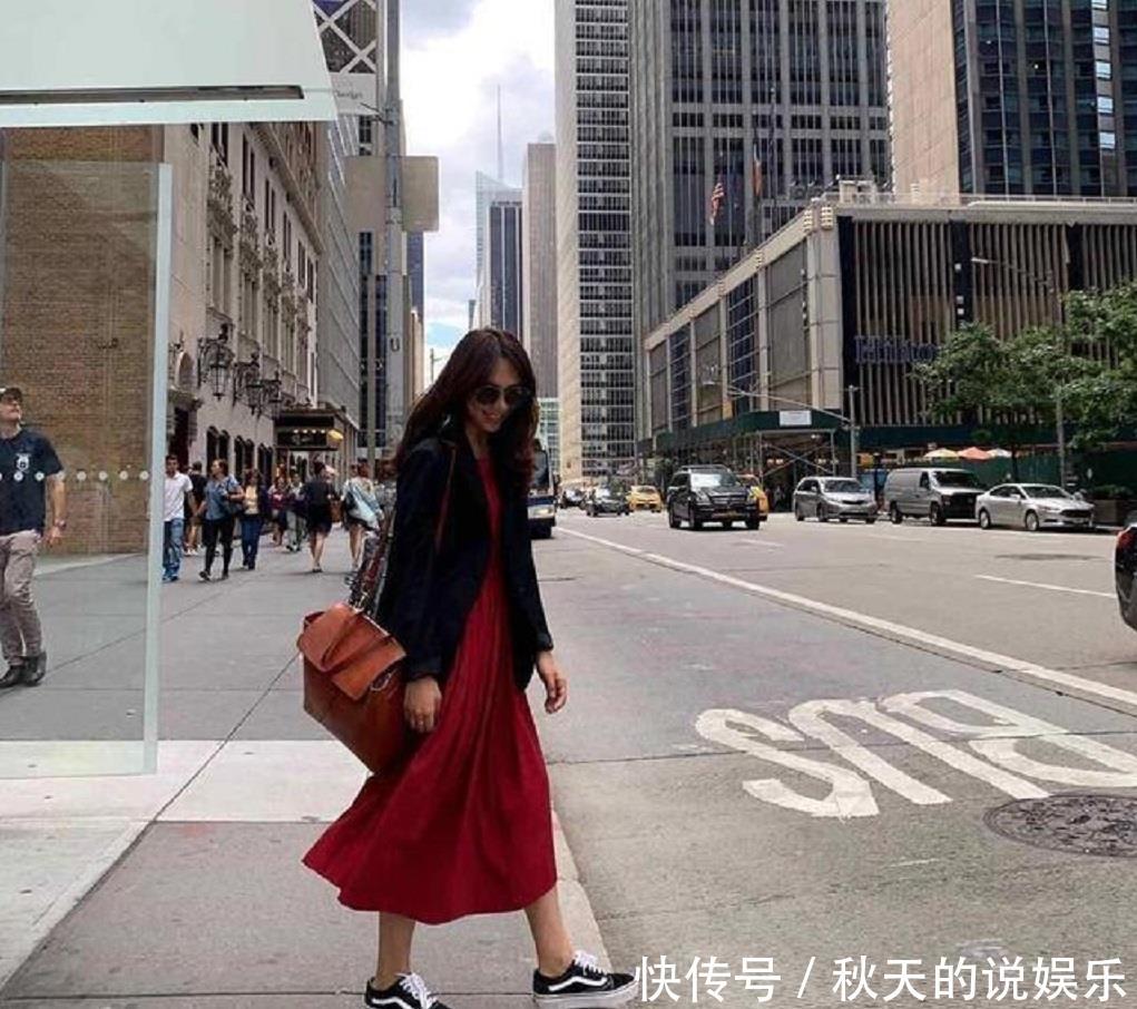  #气质#早春就要穿上连衣裙+平底鞋，穿上尽显气质与优雅！