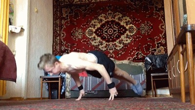 实力超群的19岁徒手健身达人，别人做俄挺用手掌，他用2个手指