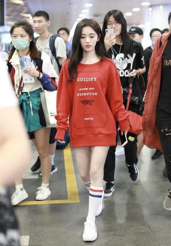 159的鞠婧祎太心机，下衣失踪穿出180腿长，网友:矮子也能成超模