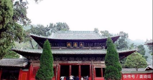 此寺庙位于四川深山中,建造时没用一颗钉子,雕有一万条龙