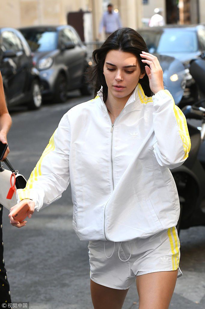 “金小妹”肯达尔运动套装走帅气街头style 修长美腿晃眼拉高整条