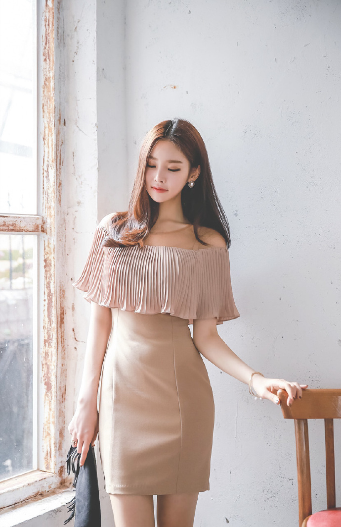 俏丽温婉的气质美女，精致短裙柔和又大气，雪肤花貌风姿绰约！