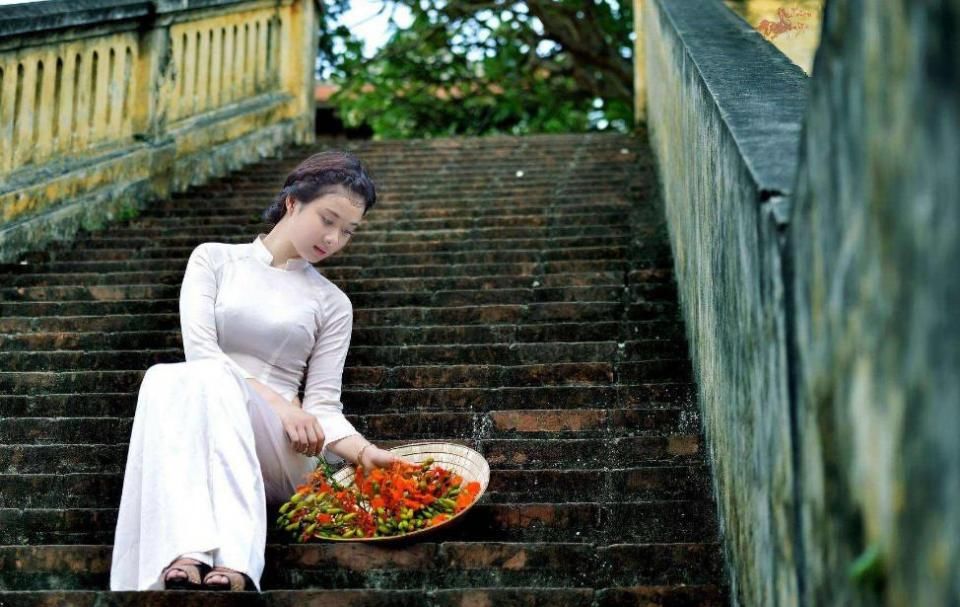 越南美女来中国旅游:坐高铁时提出了一个要求，让乘务员头疼万分