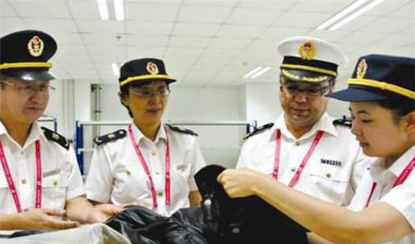 刚从韩国飞回来的中国游客，才下飞机就排队交罚款，这是为什么？