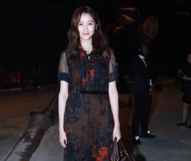关晓彤时装周首秀，印花纱裙穿出成熟感，难怪鹿晗会喜欢她