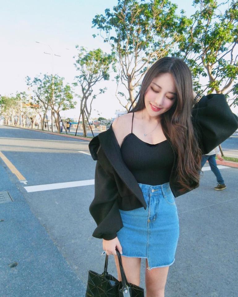 街拍：婀娜多姿的美女真是极品，傲人身材惹人爱，真是太赞了！