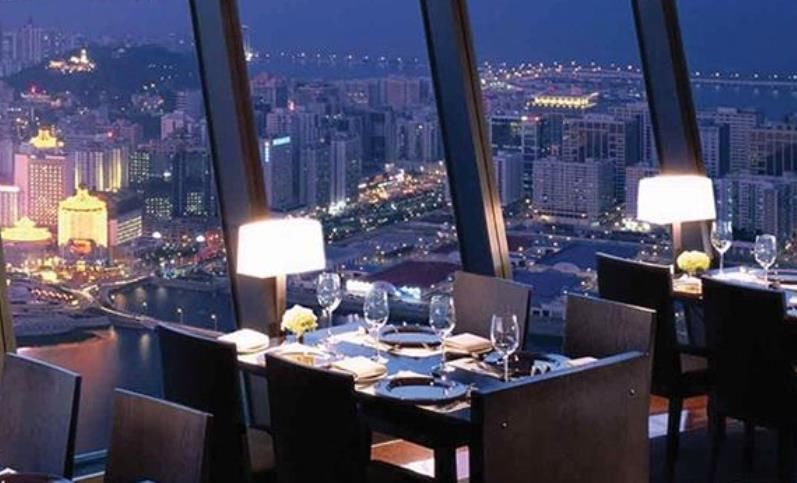 澳门地标建筑观光塔，338米高，让人心跳的空中蹦极你敢玩吗