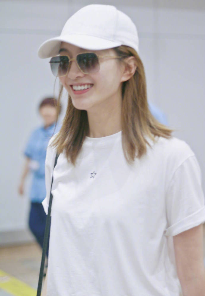 江疏影素颜现身机场，着衣简单，气质满满