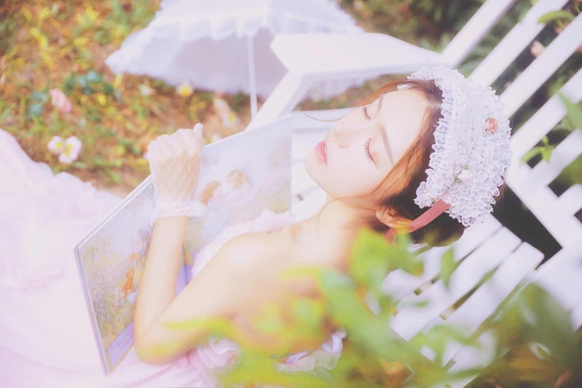 性感粉嫩美女抹胸裙诱人图片