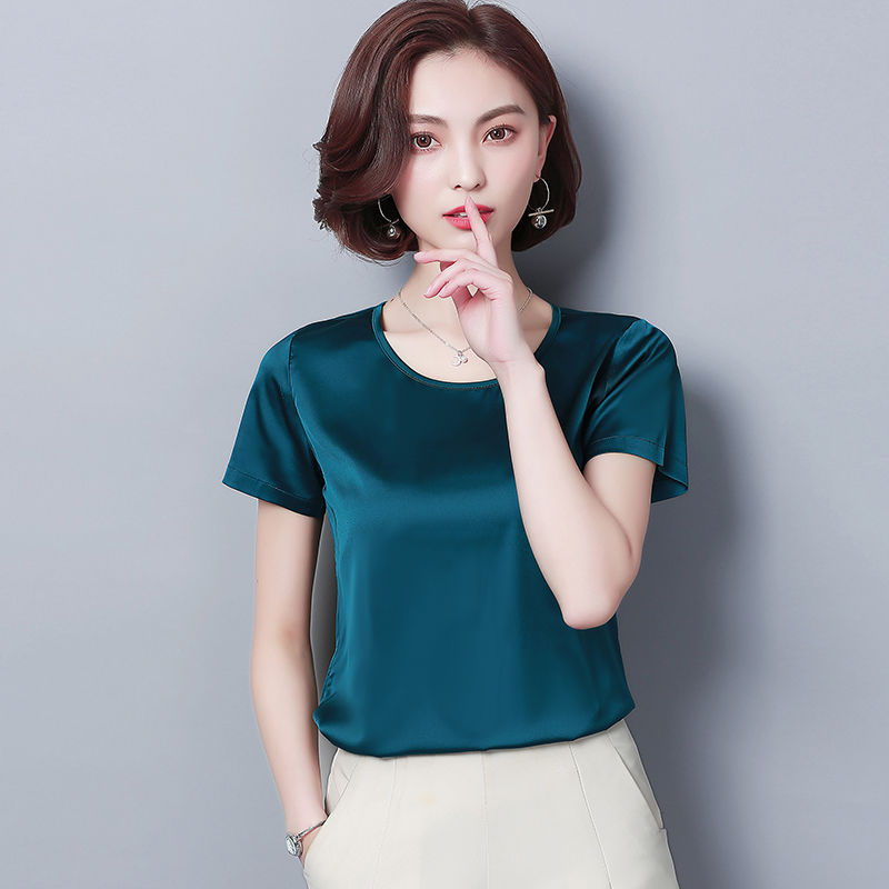 女人爱美可以先这样穿吊带，魅力性感又漂亮，看不出你的真实年龄