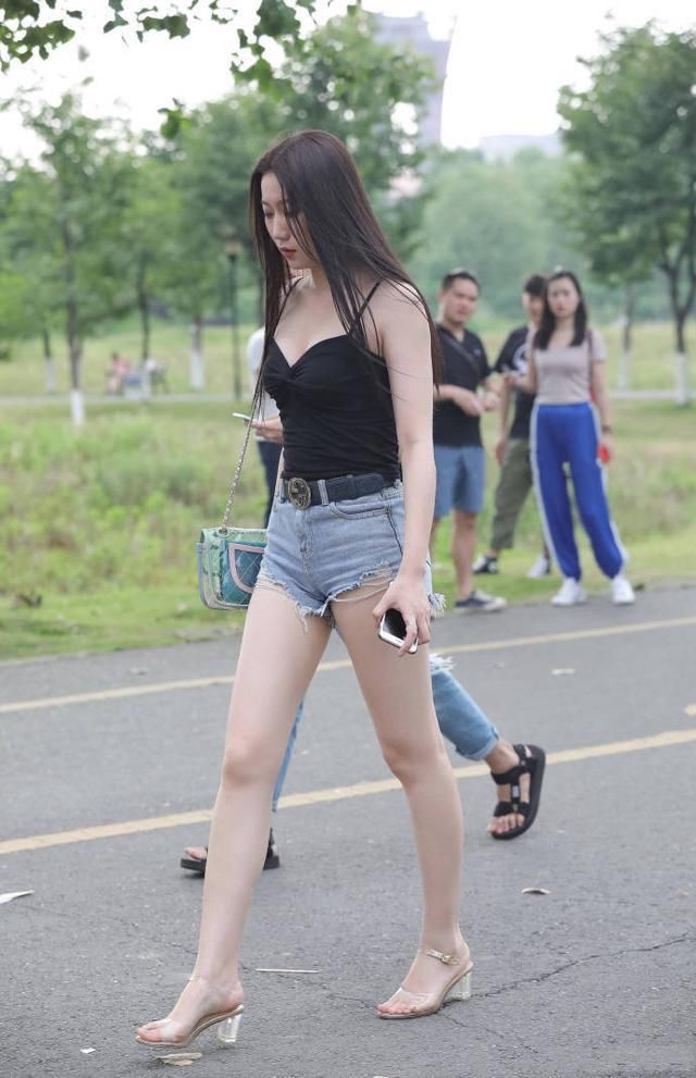 街拍路人:同样的造型服饰，被一对双胞胎美女惊艳到了!