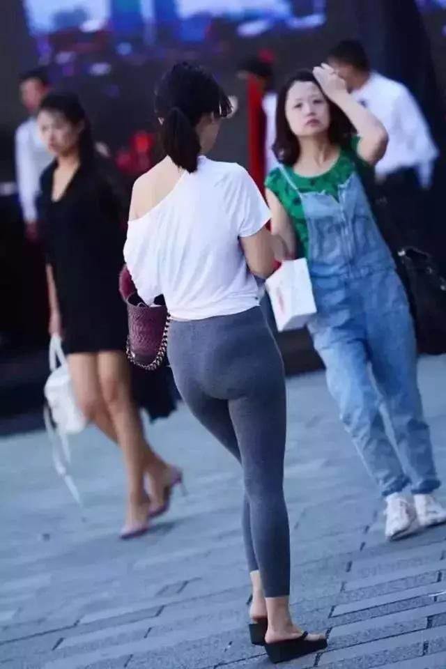 街拍：本以为阔腿裤很美，看了穿紧身裤的姐姐后，才发觉错过好多