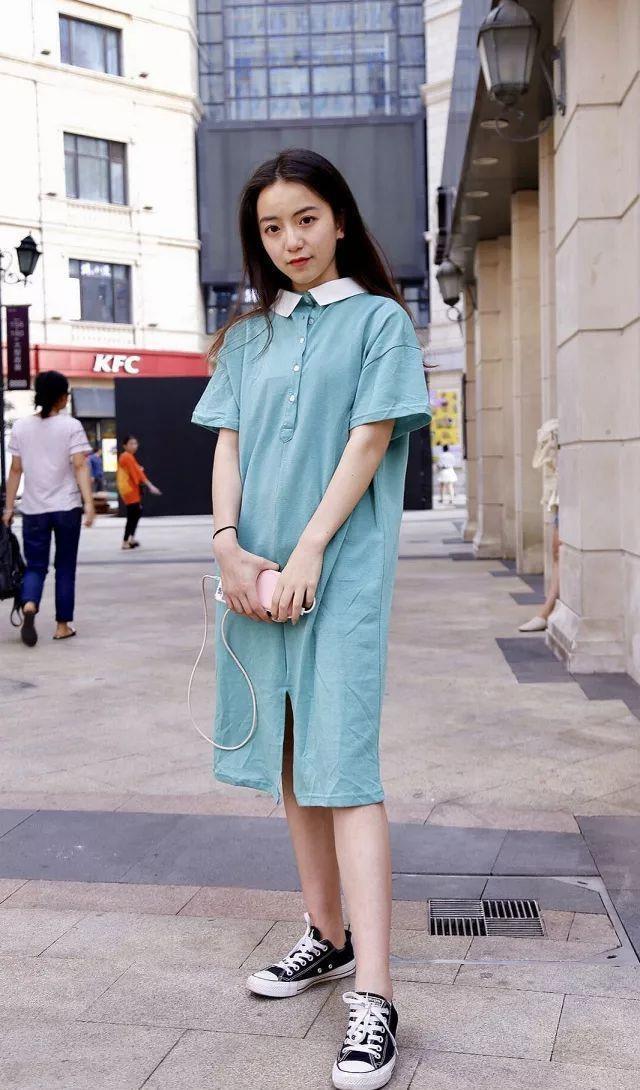 街拍：穿着时尚简约的小姐姐，性感有型又优雅光鲜又靓丽！