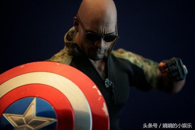 巨石强森火大了，大骂脸书上用他名字敛财的假账号