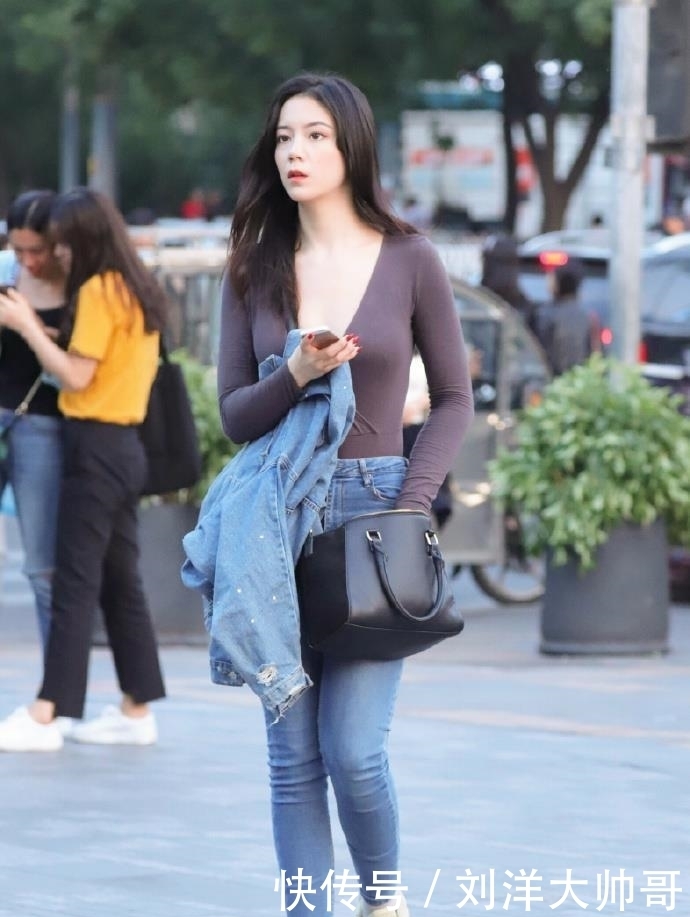  「姐姐」美女街拍：身材丰腴的大姐姐，吊带裙的穿搭，潮流范十足！