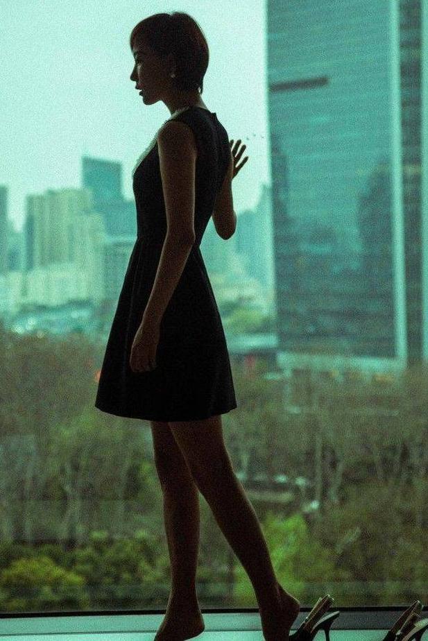 王珞丹嫌鞋子太高，索性脱掉光着脚丫走阳台，网友：女神悠着点！