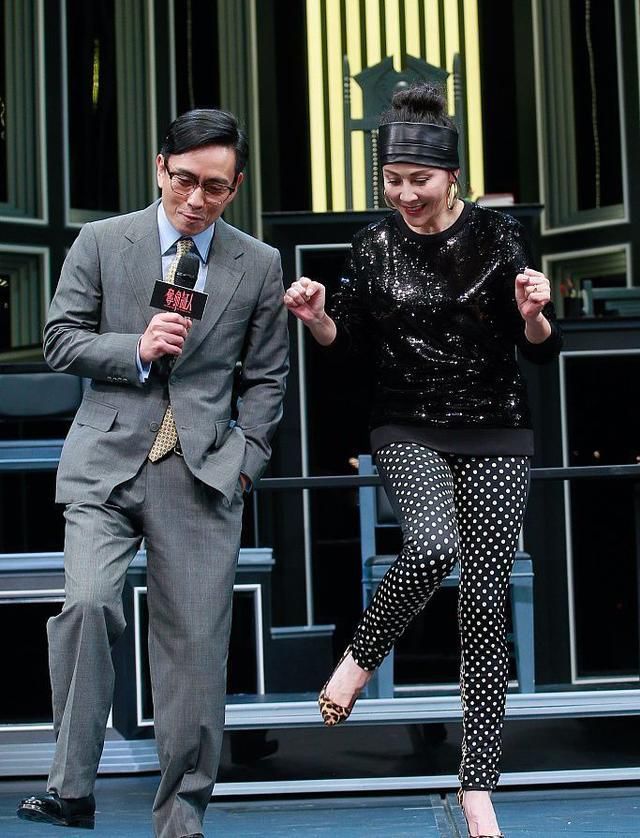 刘嘉玲真大胆，打底裤穿成了紧身裤，网友：难怪梁朝伟这么爱她